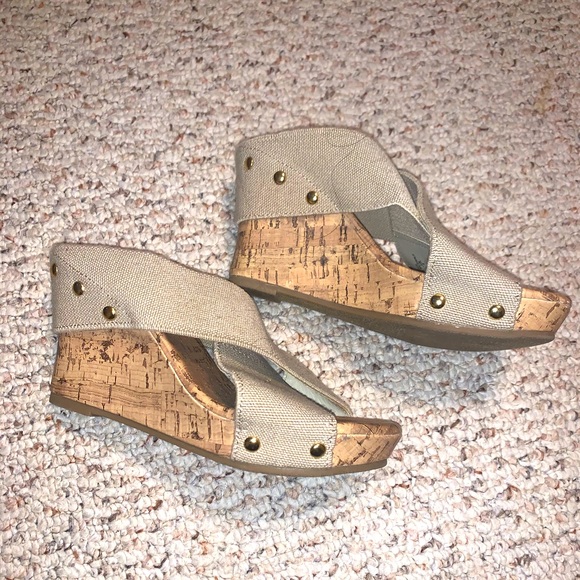 NWOT - summer wedge heeled sandals! - Picture 2 of 5